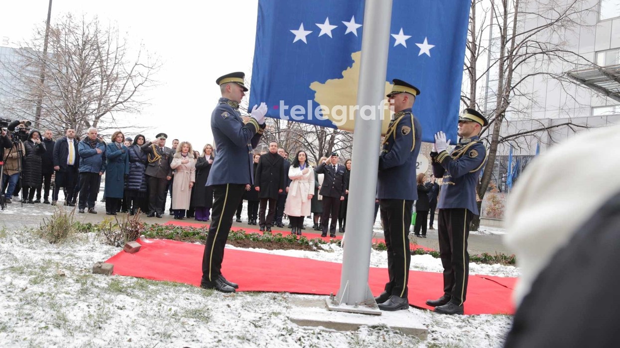 Flamuri i Kosovës ngritet mbrapsht në ceremoninë shtetërore