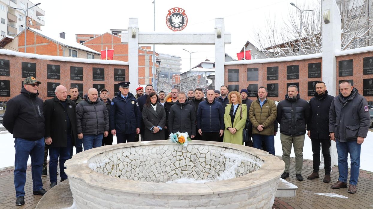 Dita e Pavarësisë së Kosovës - Në Vushtrri mbahen homazhe tek përmendorja e Dëshmorëve