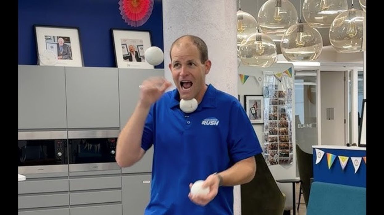 Burri nga Idaho futet sërish në librin e rekordeve Guiness, zhongloi për një minutë me tre topa të vegjël