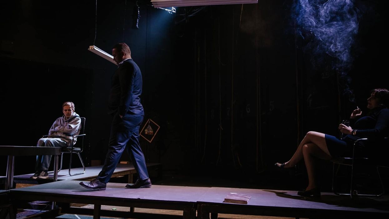 Rikthehet shfaqja "Djali" në Teatrin e Qytetit të Gjilanit - shfaqje që zbërthen dhimbjet e heshtura të familjeve moderne