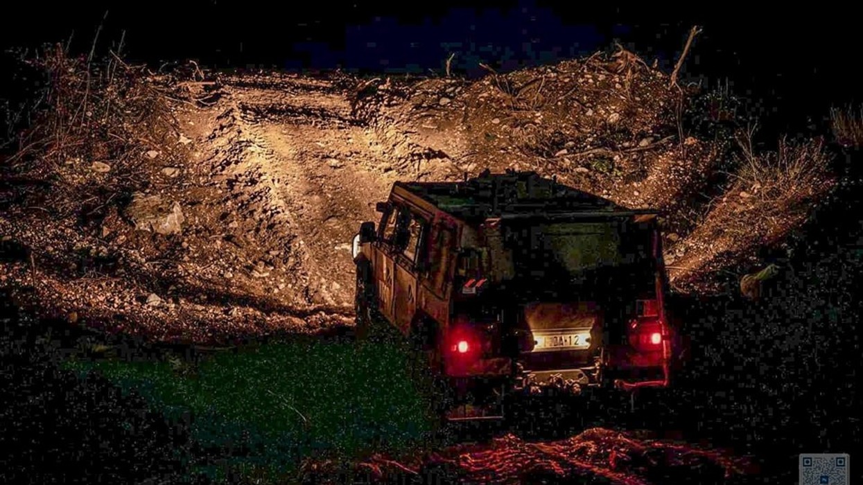 Parashutistët italianë të KFOR-it kryejnë stërvitje shpëtimi gjatë natës në Kosovë