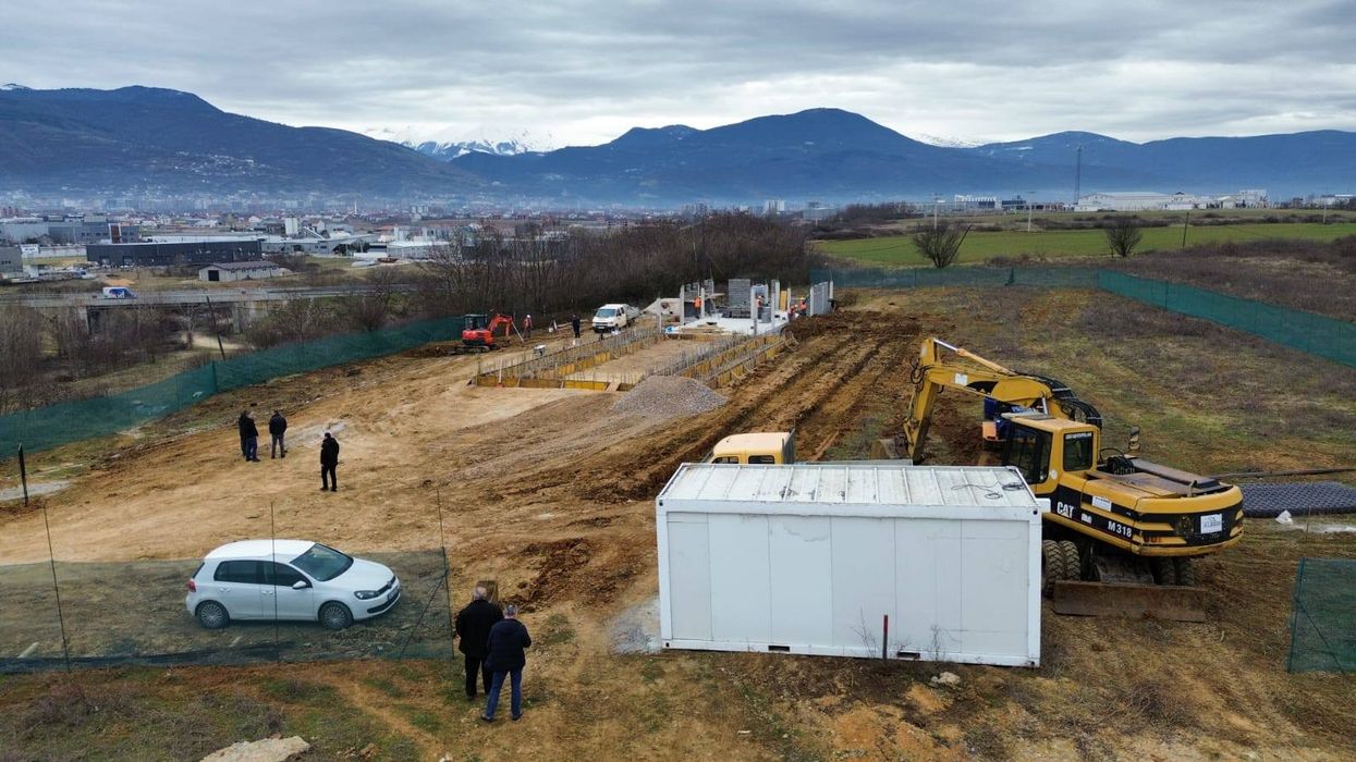 Fillon ndërtimi i strehimores së përkohshme për qentë endacakë në Prizren