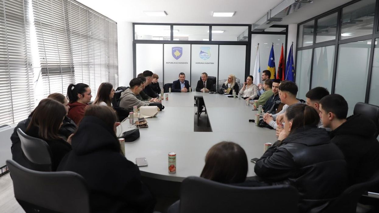 Idrizi takohet me nxënësit nga Vushtrria dhe Tetova, ata po e forcojnë bashkëpunimin përmes projektit “Supershkollat"