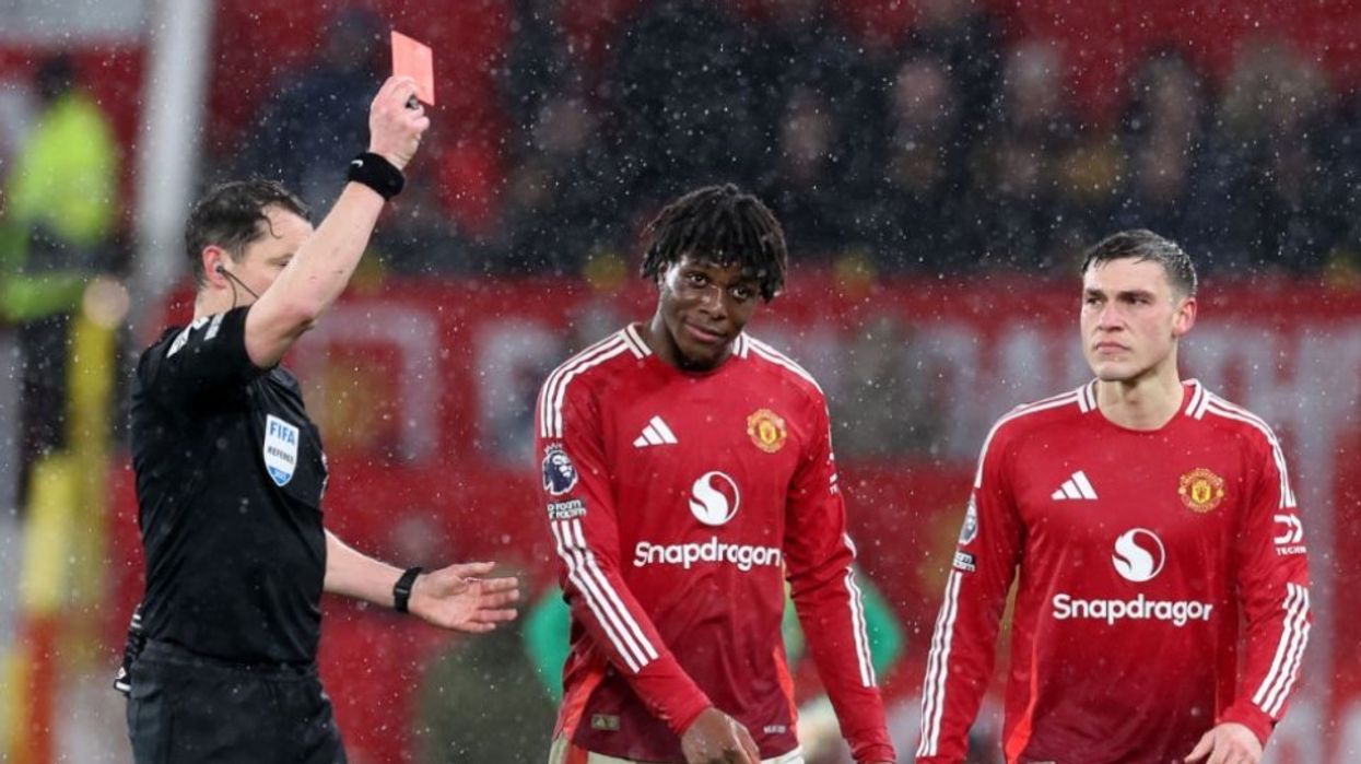 Natë për tu harruar për Patrick Dorgu - fillimisht i falë një gol Ipswichit, pastaj del me të kuq