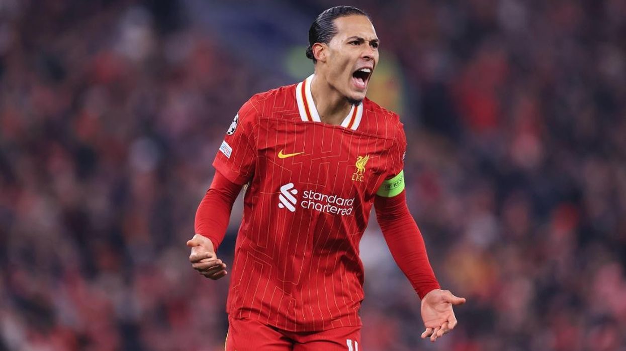 Liverpooli do të nënshkruajë me një mbrojtës të ri përkundër qëndrimit të Van Dijk