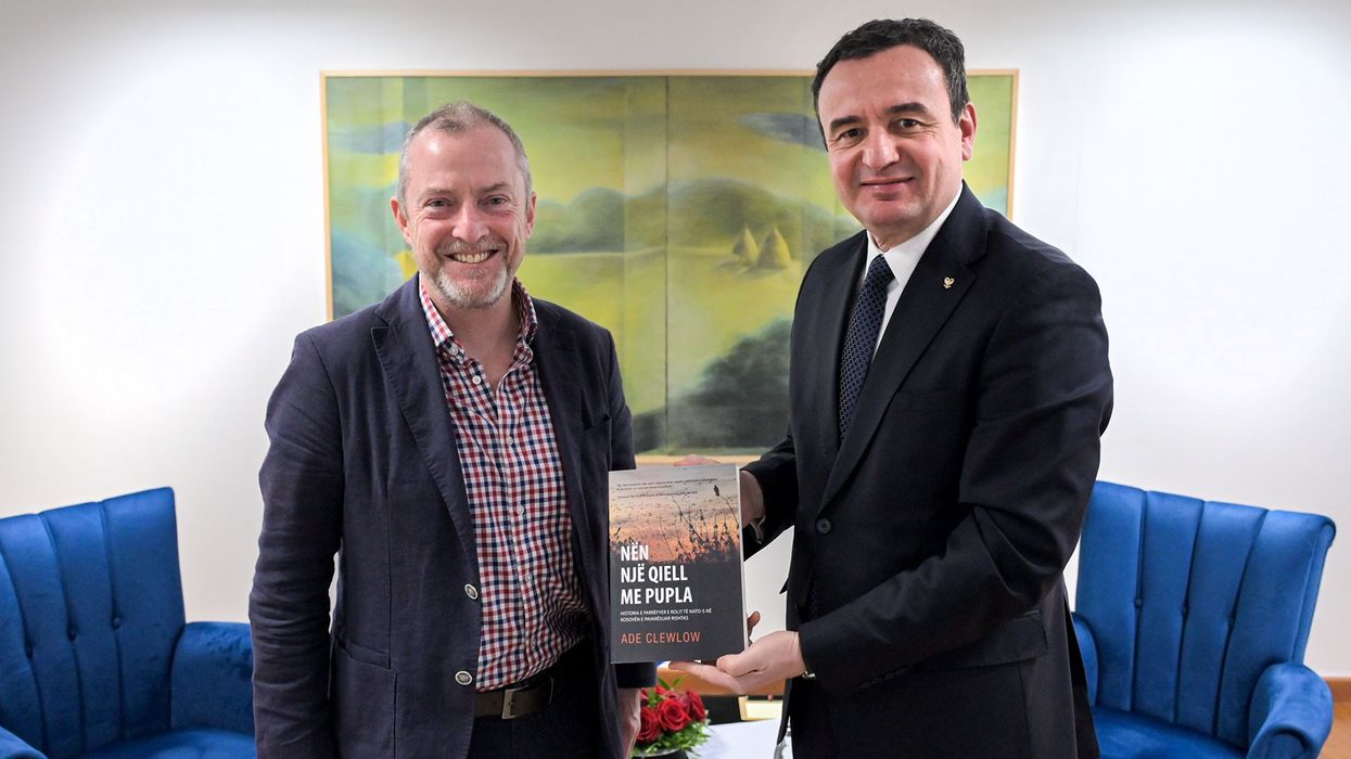 Kurti takon ish-oficerin britanik dhe autorin e librit "Nën një qiell me pupla..."