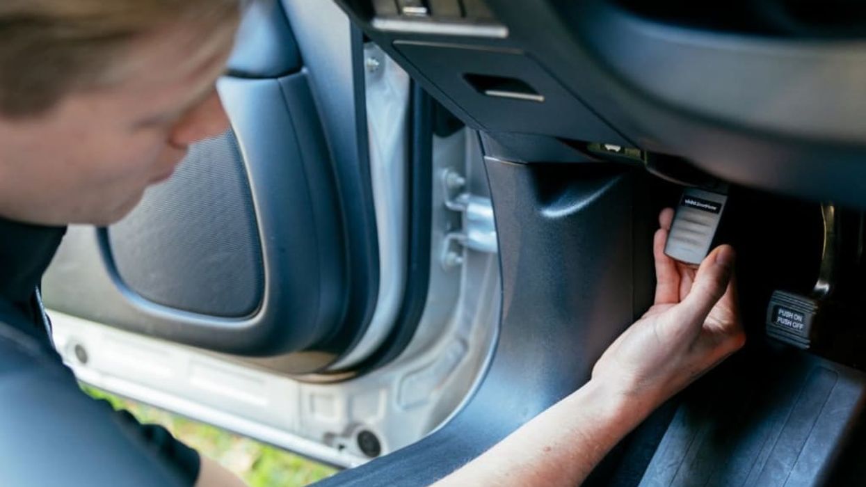 Pejani vendosi dy GPS në veturën e të dashurës dhe shpërndau fotografi denigruese në emër të saj – kërkohet paraburgim