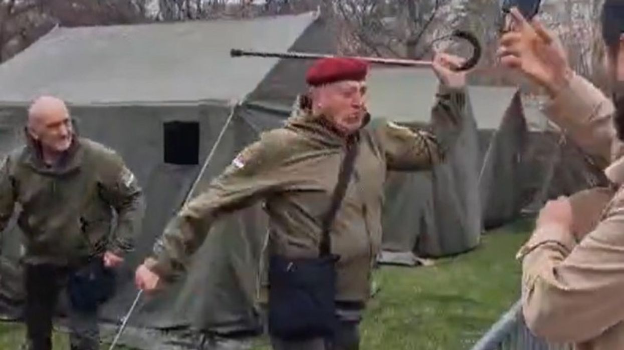 Ish-pjesëtari i "Beretave të Kuqe" godet me shkop protestuesit anti-Vuçiq