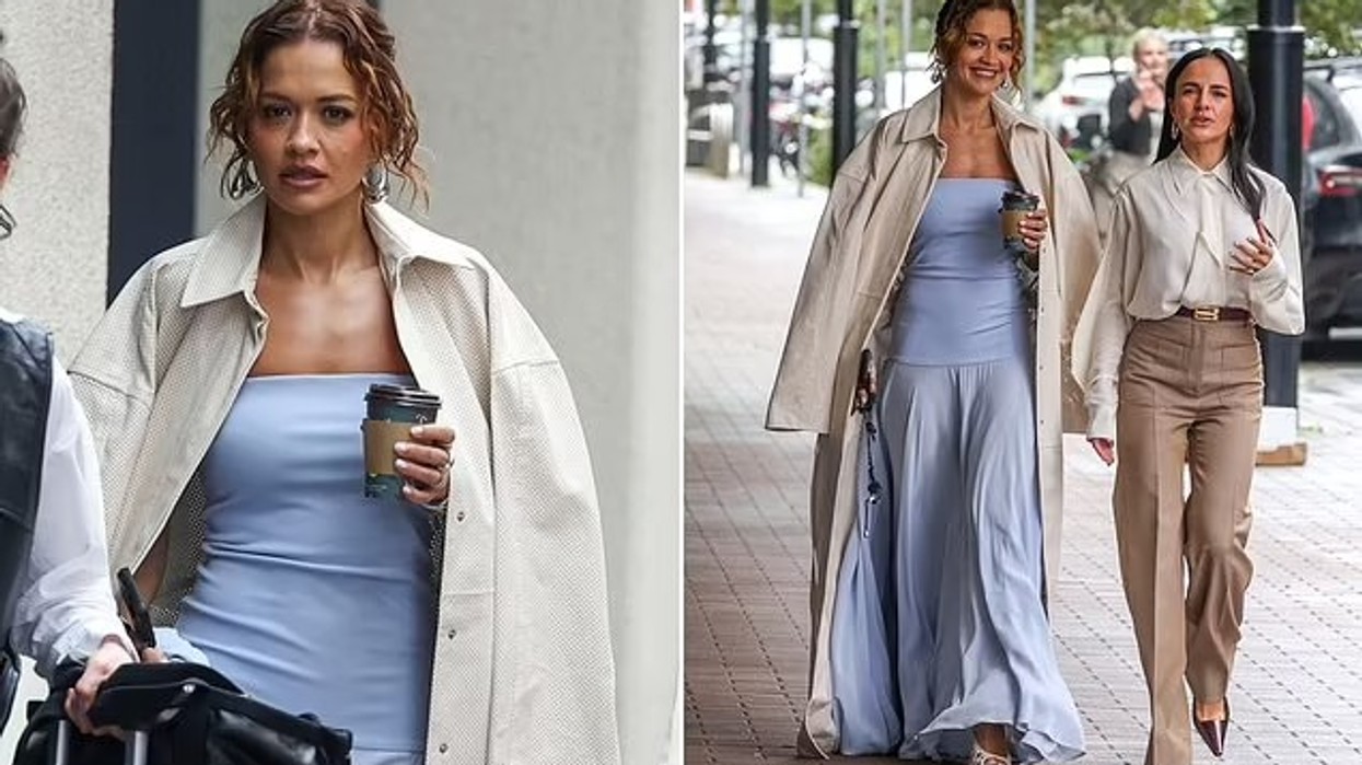 Rita Ora duket e freskët dhe tërheqëse në një fustan të kaltër, ndërsa promovon markën e saj të re të flokëve në Australi