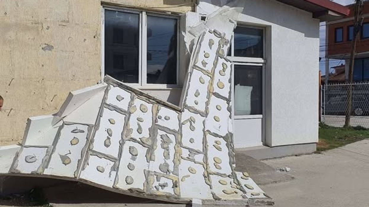 Nga erërat bie një pjesë e fasadës së shkollës "Migjeni", nuk ka të lënduar