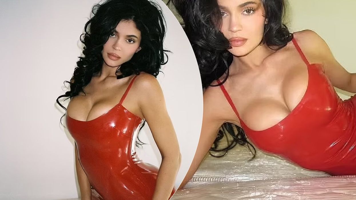 Kylie Jenner mahnit me fustan latex të kuq, prej xhirimeve të fundit me stilistin e ndjerë Jesus Guerrero
