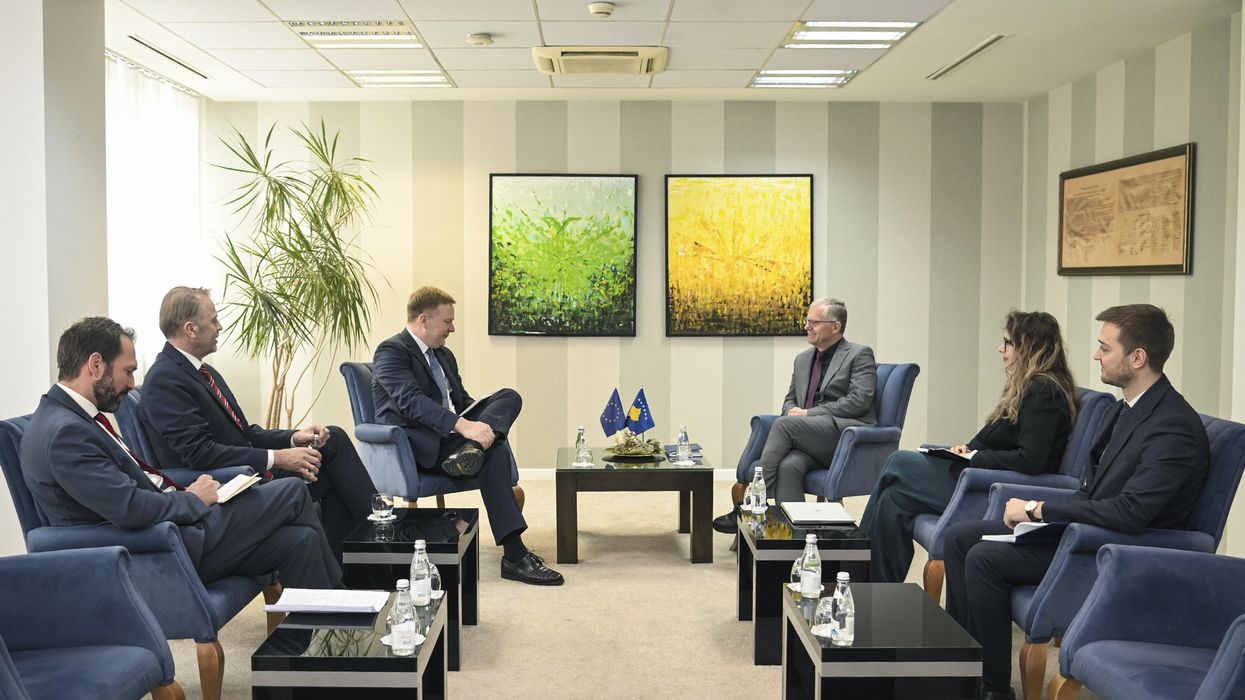 Bislimi takohet me Sorensen - informoi emisarin mbi përpjekjet e autoriteteve serbe për të ndaluar ndihmat financiare të Kosovës për shqiptarët në Luginë