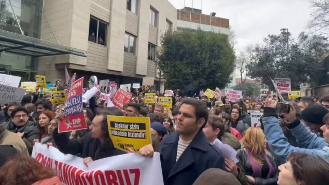 "Kush nuk kërcen është me Erdoganin" - banorët e Stambollit dalin në rrugë pas arrestimit të kryebashkiakut