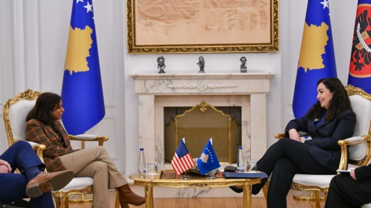 Osmani dhe e ngarkuara me punë në ambasadën amerikane, bisedojnë për sigurinë dhe hapat drejt formimit të qeverisë