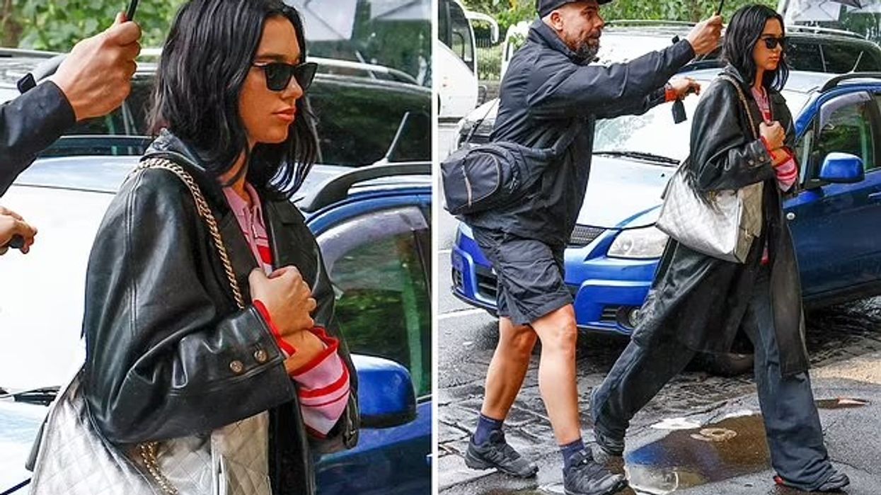 Me syze dhe xhaketë, Dua Lipa përpiqet që të mos vihet re rrugëve ndërsa përballet me rrebeshin e shiut në Melburn