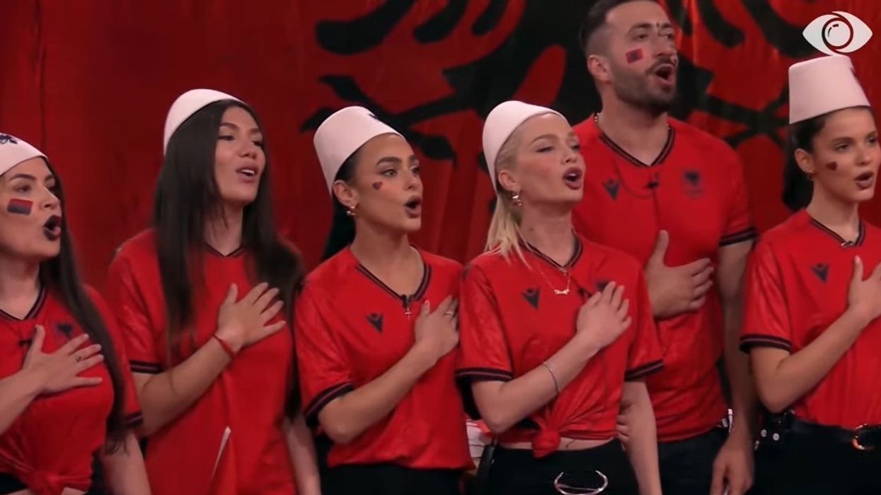 Fillon ndeshja e Kombëtares, banorët këndojnë himnin e flamurit