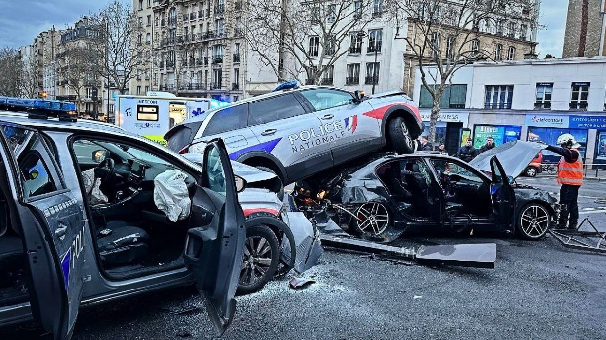 Ndjekje si nëpër filma në Paris, jo dy por tri vetura të policisë përplasen njëra pas tjetrës derisa ndjekin të dyshuarin në BMW