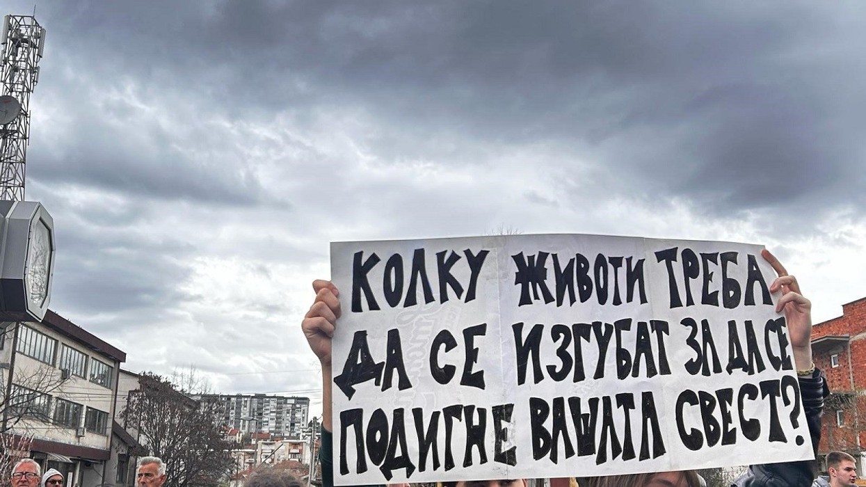 Qytetarët e Koçanit marshuan edhe sot për tragjedinë ku humbën jetën 59 persona