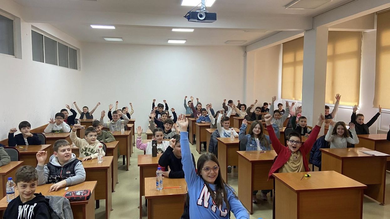 Universiteti “Kadri Zeka” mbështet garën ndërkombëtare “Math Kangaroo 2025” - mbi 250 nxënës nga rajoni i Gjilanit sfidojnë veten në matematikë