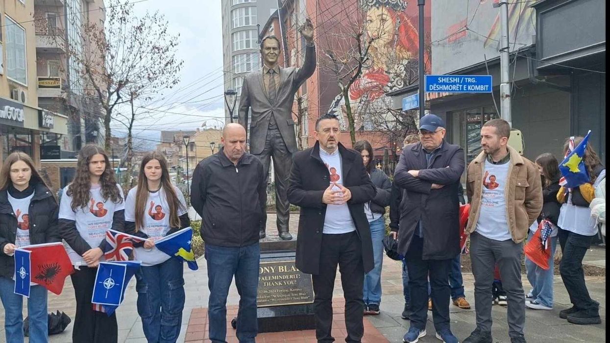 24 marsi përkujtohet nga nxënësit në sheshin e Ferizajt, pranë shtatores së "Tony Blair"-it