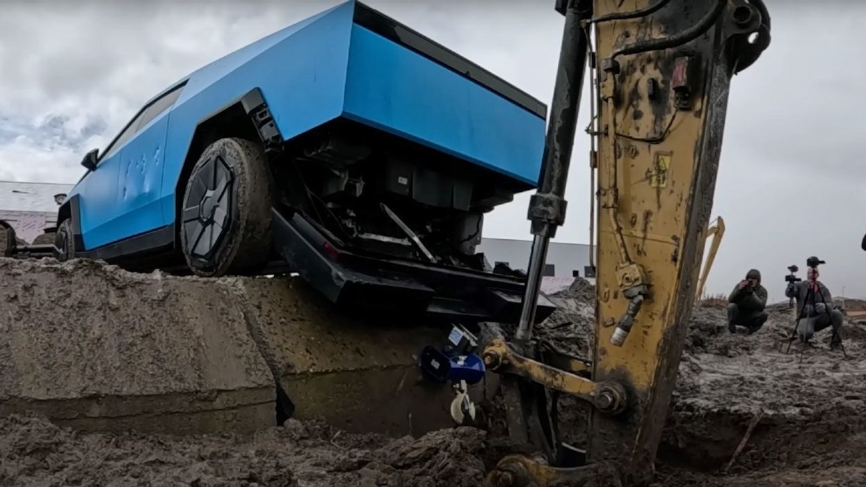 Cybertruck shkatërrohet pas testimit, shikoni si ia kaloi kamionçina e vjetër