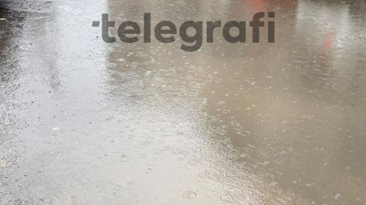 Reshjet e shiut 'përmbytin' lagjen Aktash në Prishtinë, vështirësi për kalimin e këmbësorëve