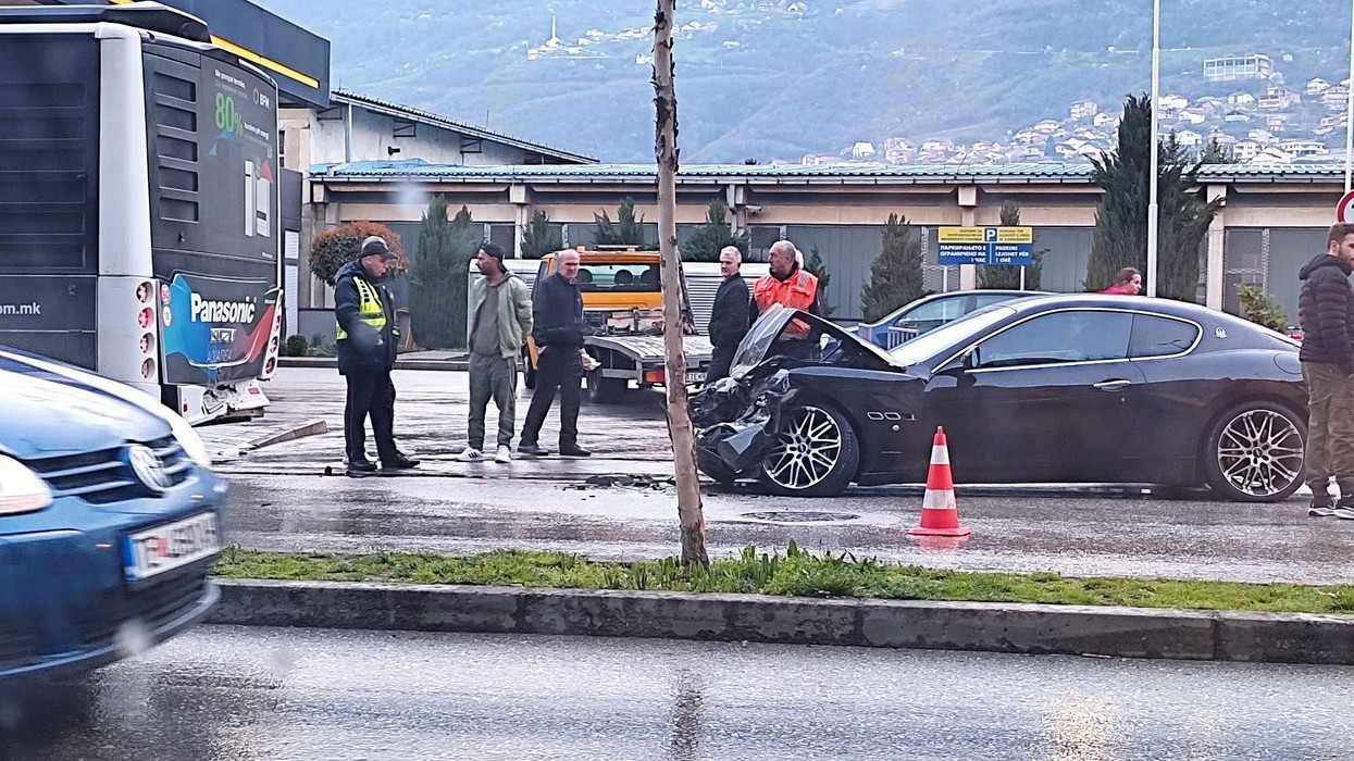 Aksident trafiku në Tetovë, Maserati përplaset me autobusin e transportit publik