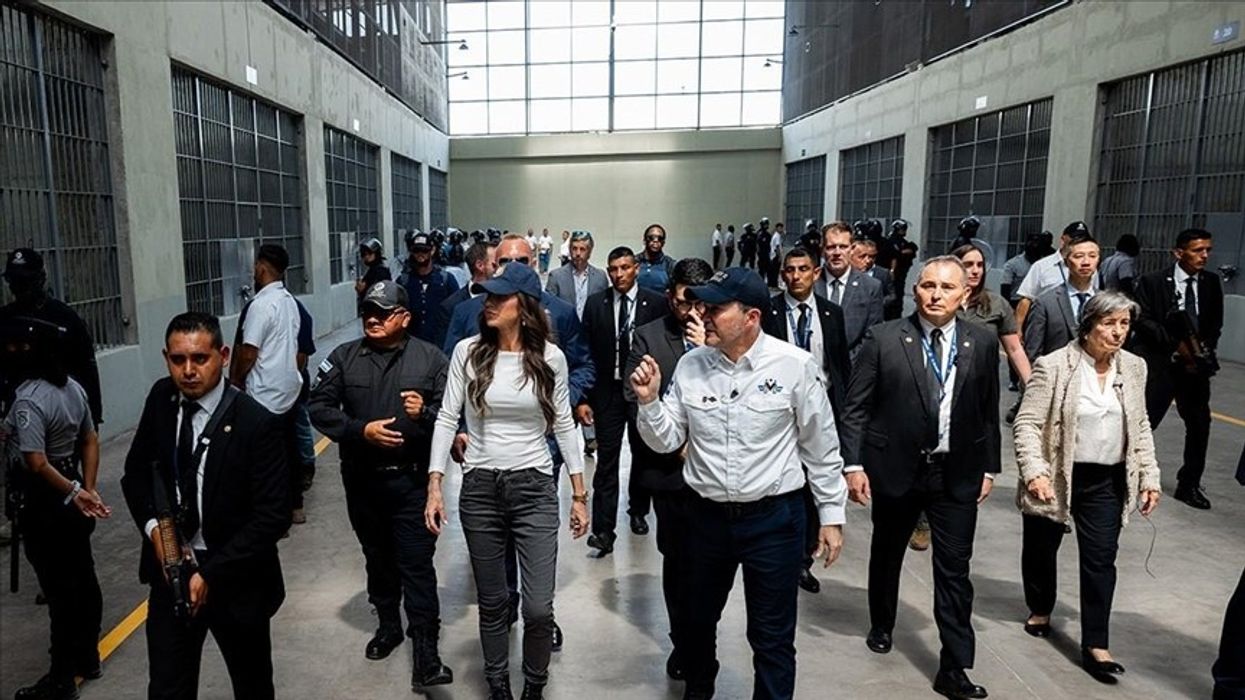 Sekretarja amerikane e Sigurisë Kombëtare me mesazh nga burgu i El Salvadorit, për të gjithë ata që futen ilegalisht në SHBA