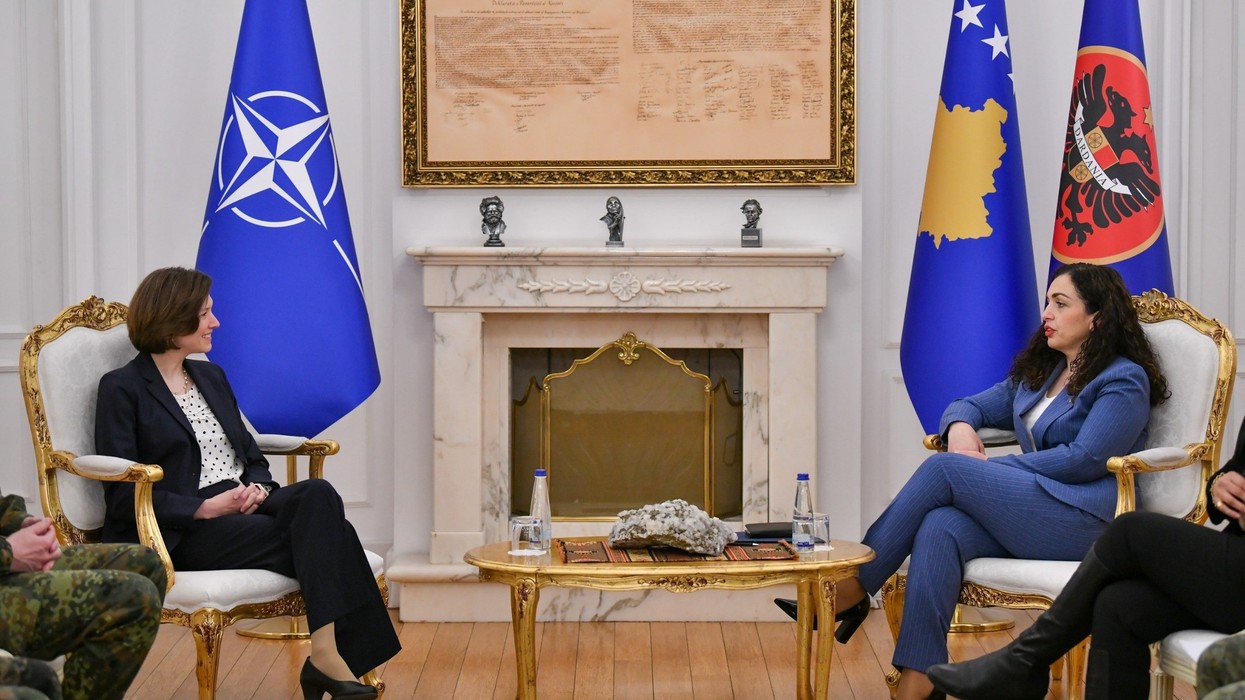 Osmani i ndan “Medaljen Presidenciale Ushtarake” Gjeneralit amerikan, Christian Nawrat