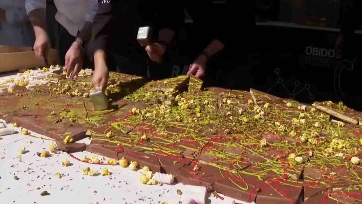 Një “Çokollatë e Dubait” e madhe merr vëmendjen e të gjithëve në një festival në Portugali