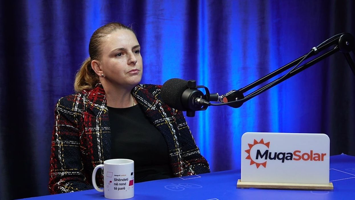 “Ende ua kujtoj fytyrat, është diçka që nuk e harroj kurrë”, rrëfimi i instrumentares Igballe Cakolli se si e kishin përgatit sallën operative për një rast të rëndë