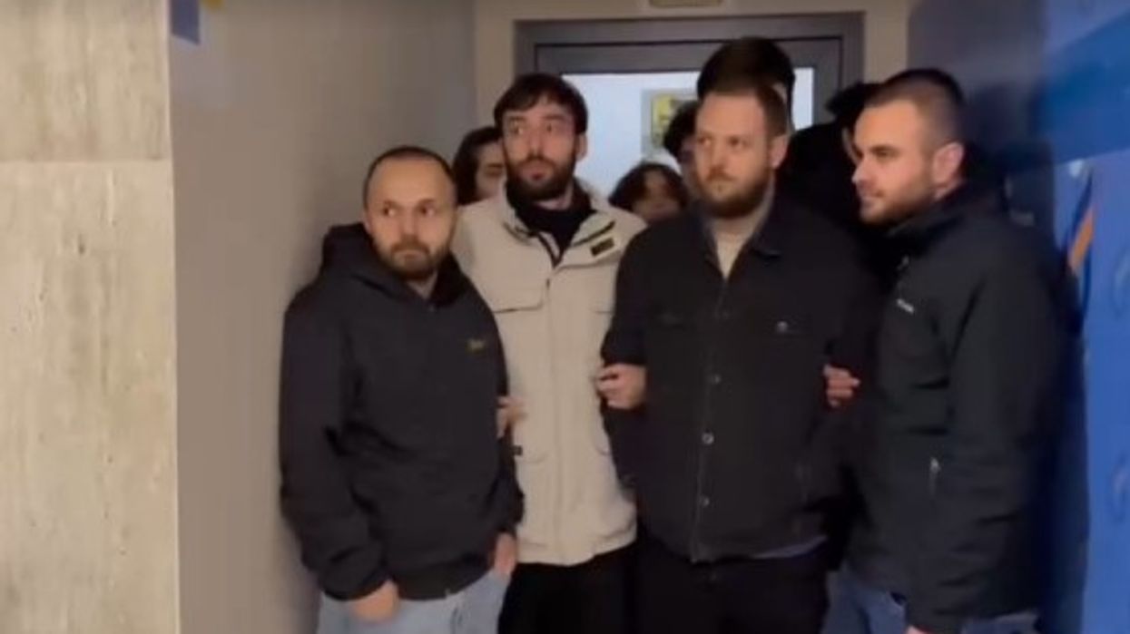 Aktivistët e grupit “Asnjë cent më shumë” bllokojnë derën e objektit të ZRRE-së