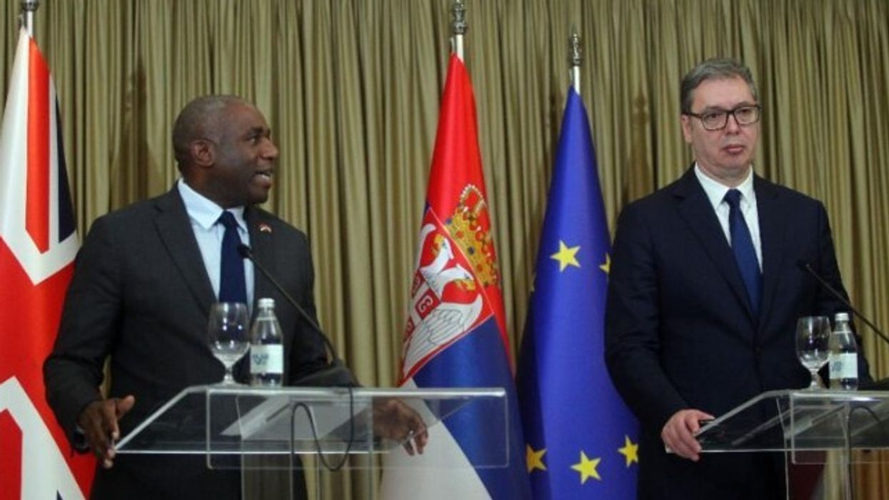 Si gënjeu Vuçiq para syve të Sekretarit të Jashtëm britanik?