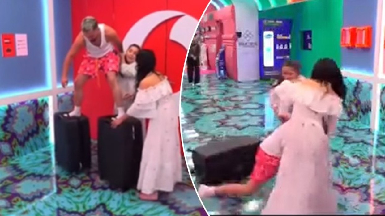 Gjesti rrëzohet pasi tenton të hipë mbi valixhe me rrota dhe të ecë me to