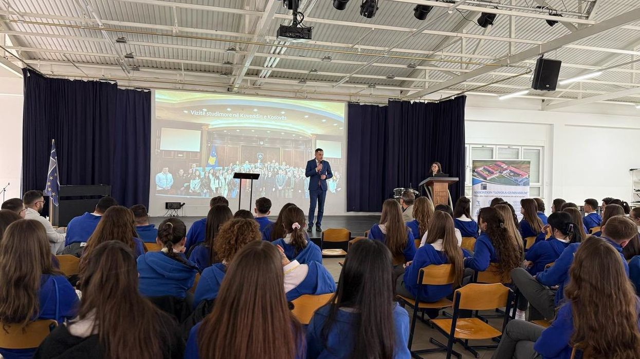 Universiteti "Ukshin Hoti" në Gjimnazin “Loyola” prezanton mundësitë dhe bursat për studentët e rinj