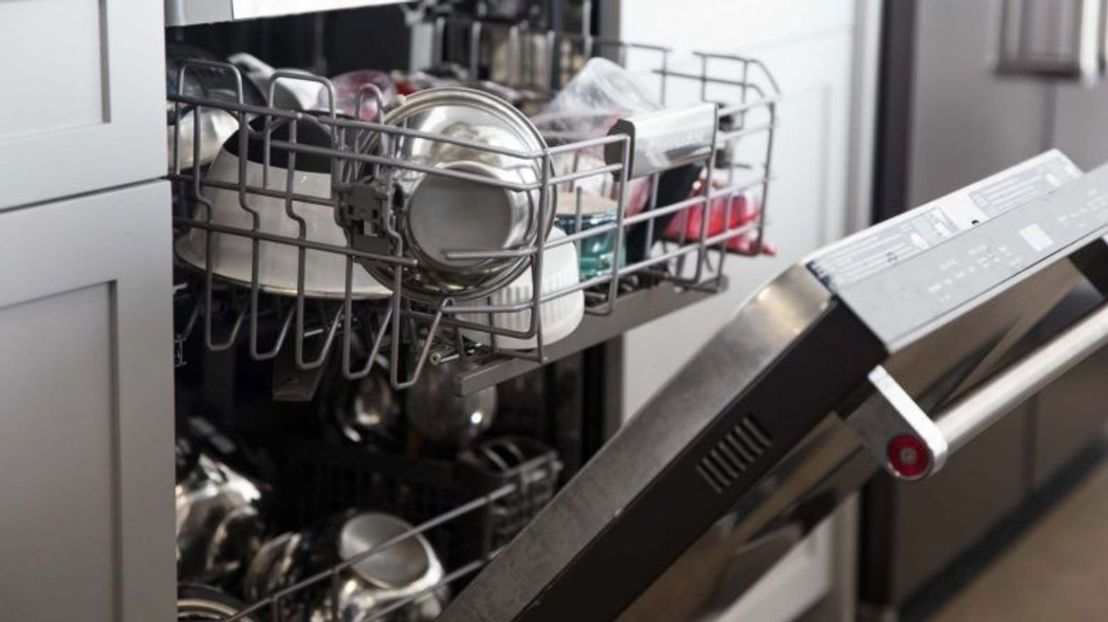 Gjashtë gjëra të cilat nuk bën t’i lani në makinë e larjes së enëve: Patjetër lani me duar këto gjëra