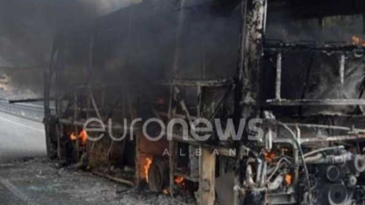 Momenti kur digjet autobusi i linjës Tiranë-Sarandë, nuk ka të lënduar