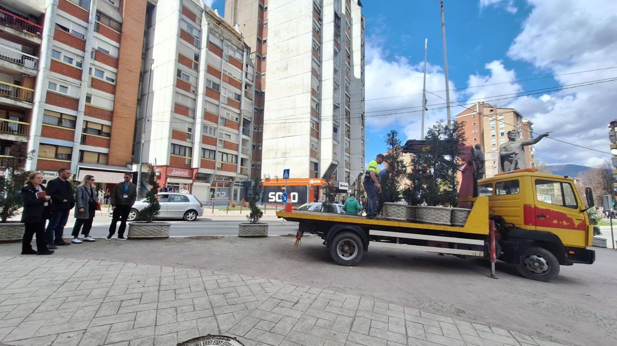 Lirohen hapësirat publike në veri, Drejtoria e Inspeksionit largon vasot me pisha tek sheshi "Car Llazar"