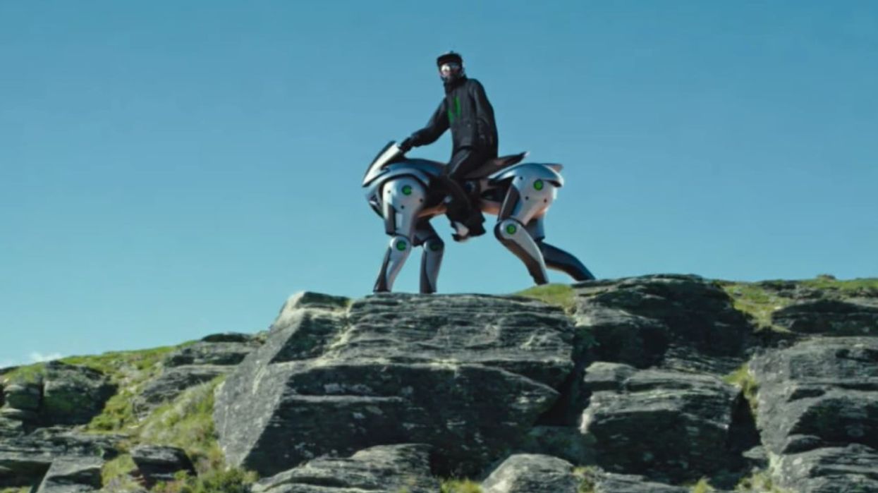 Kompania japoneze prezanton robotin që mund ta kalëroni