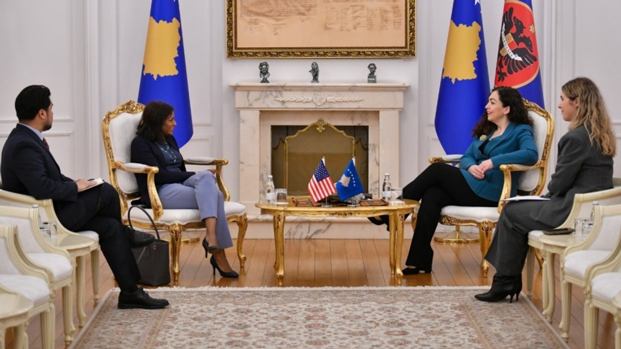 "Tendencat e vazhdueshme të Serbisë për destabilizimin e Kosovës", Osmani u takua me të ngarkuarën me punë të ambasadës amerikane, Anu Prattipati