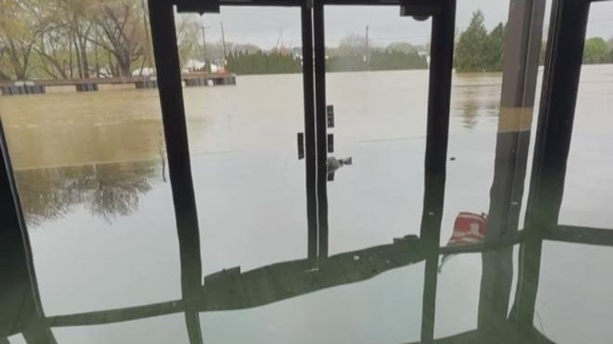 Pronarët e restorantit në SHBA mbushën qëllimisht me ujë të pastër lokalin, për të mbajtur larg ujin e papastër nga përmbytjet