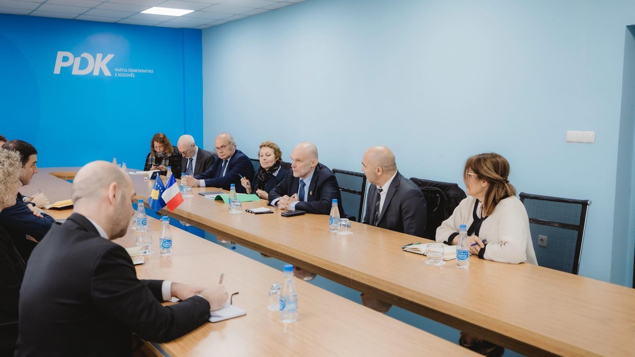 Krasniqi takon deputetët francez: Kosova ka nevojë për një qeveri që do të jetë në shërbim të qytetarëve