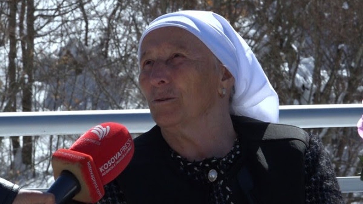 “E pritëm të gjallë, por nuk erdhi", Velime Kryeziu kujton fjalët e burrit: Më tha nëse të dalin serbët përpara, çikat mos t’i marrin