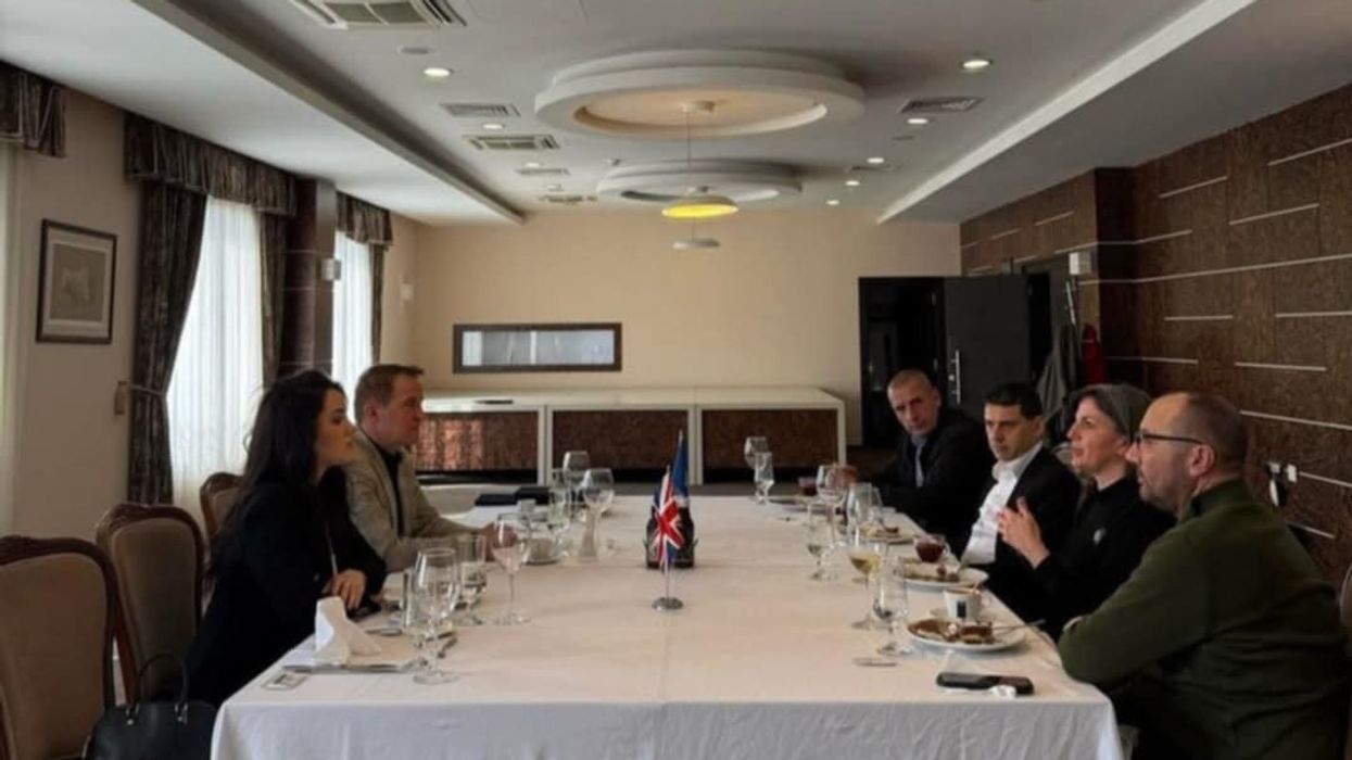 Idrizi pret në takim delegacionin nga Mbretëria e Bashkuar, diskutojnë rreth mundësive për bashkëpunim