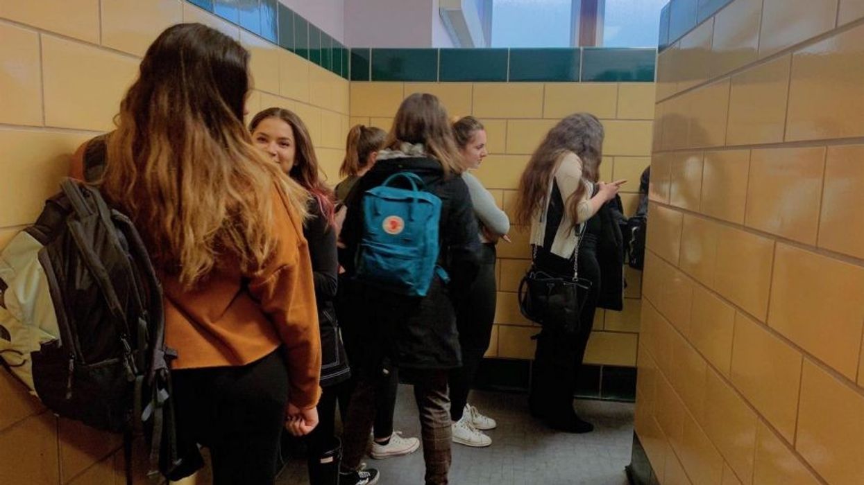 Tri shenjat e horoskopit që bëjnë miq kudo – madje edhe në radhë për tualet!