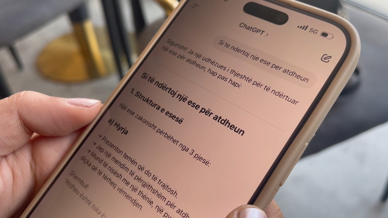 Detyra në shkollë me ChatGPT? Psikologët ngrenë alarmin për kreativitetin dhe vetëbesimin