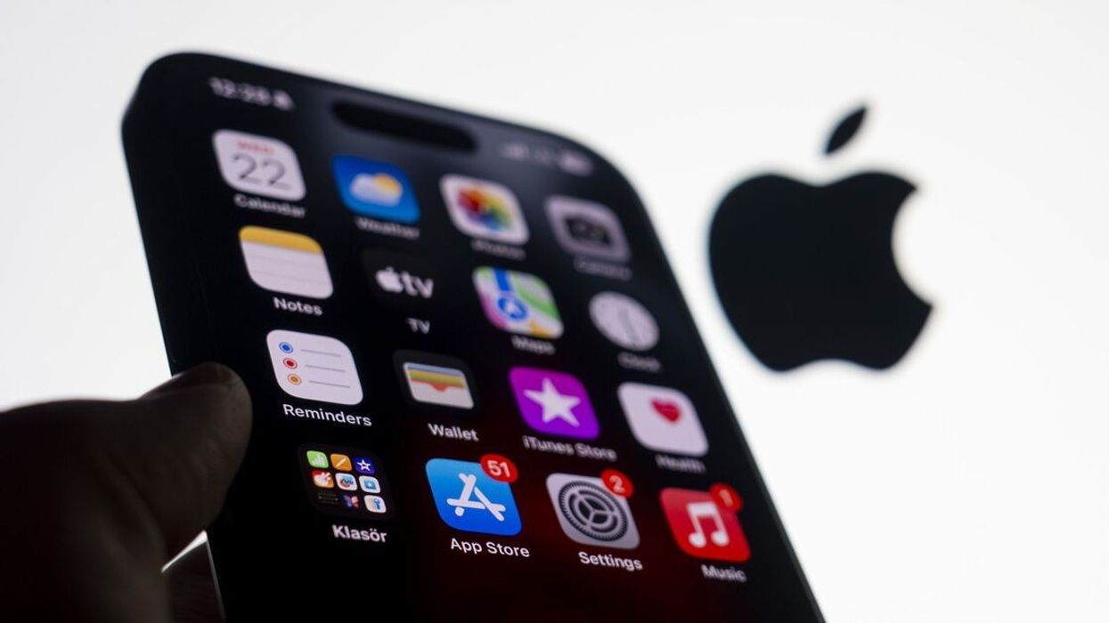 Apple u thotë miliona përdoruesve të iPhone që të përditësojnë pajisjet e tyre pas "sulmit jashtëzakonisht të sofistikuar"