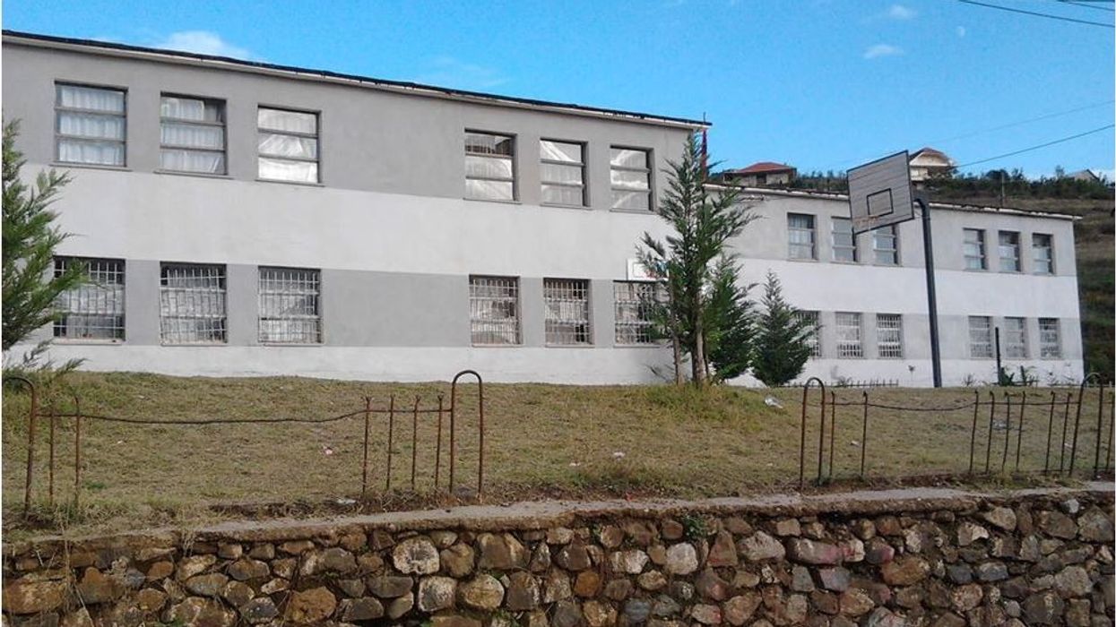 Ngacmoi seksualisht dy nxënëset e mitura, shkarkohet mësuesi 55-vjeçar në Prrenjas