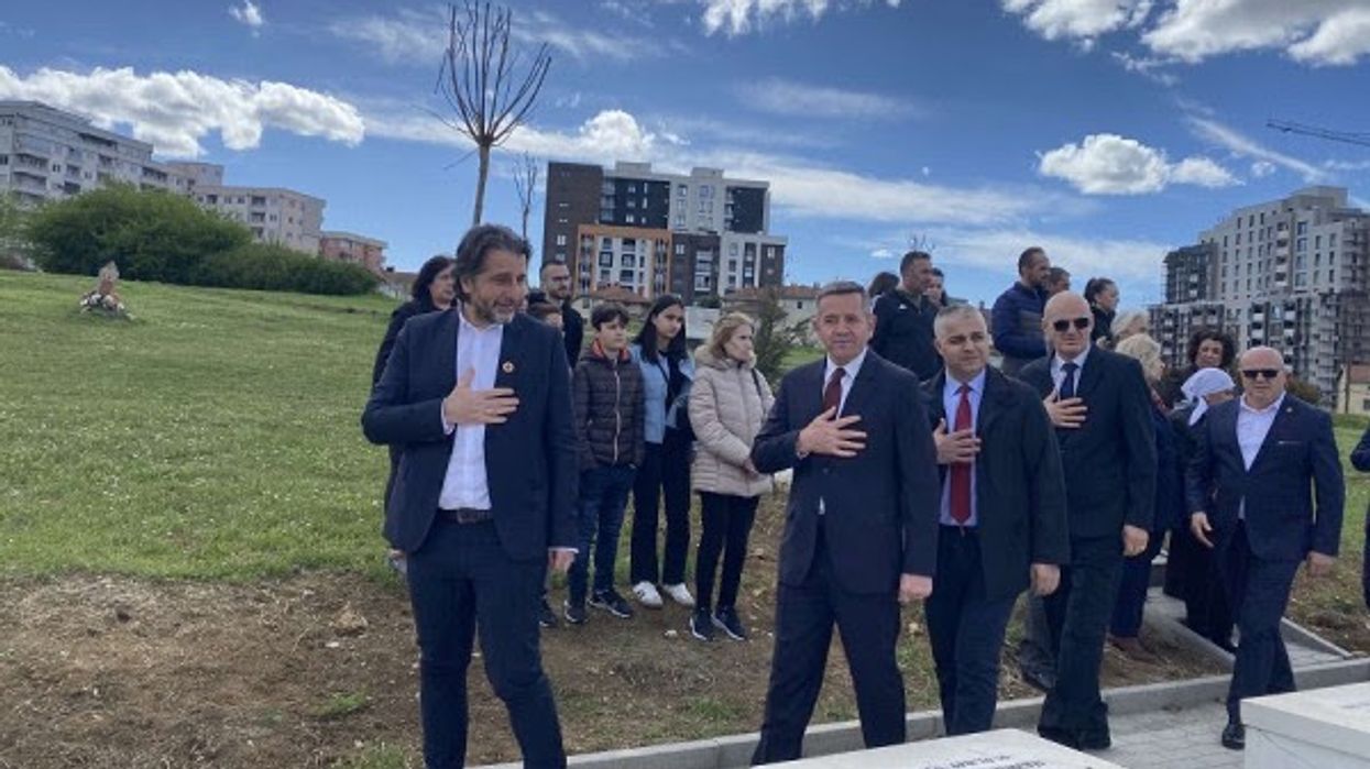 Nderohen dëshmorët e Komunës së Prishtinës, krerët institucional bëjnë homazhe te varrezat