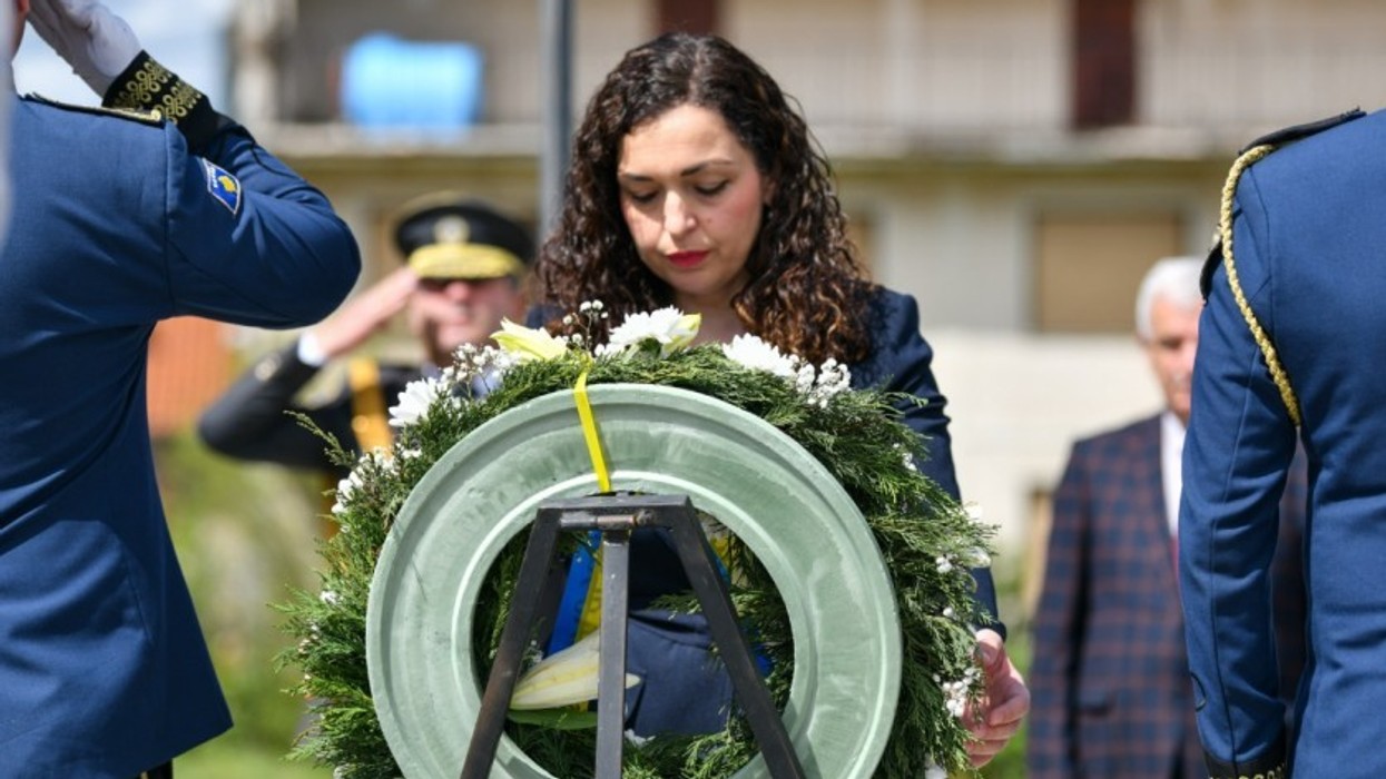 Osmani përkujton dëshmorët e Prishtinës: Kujtimi për ta nuk është vetëm nderim, por zotim se do të punojmë çdo ditë për një shtet të drejtë